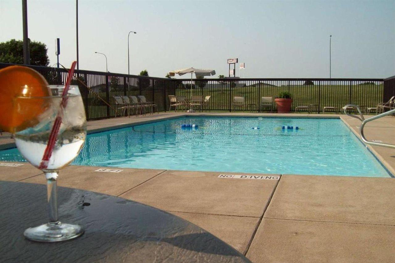Hotel Wingate By Wyndham Lincoln Airport East Exterior foto