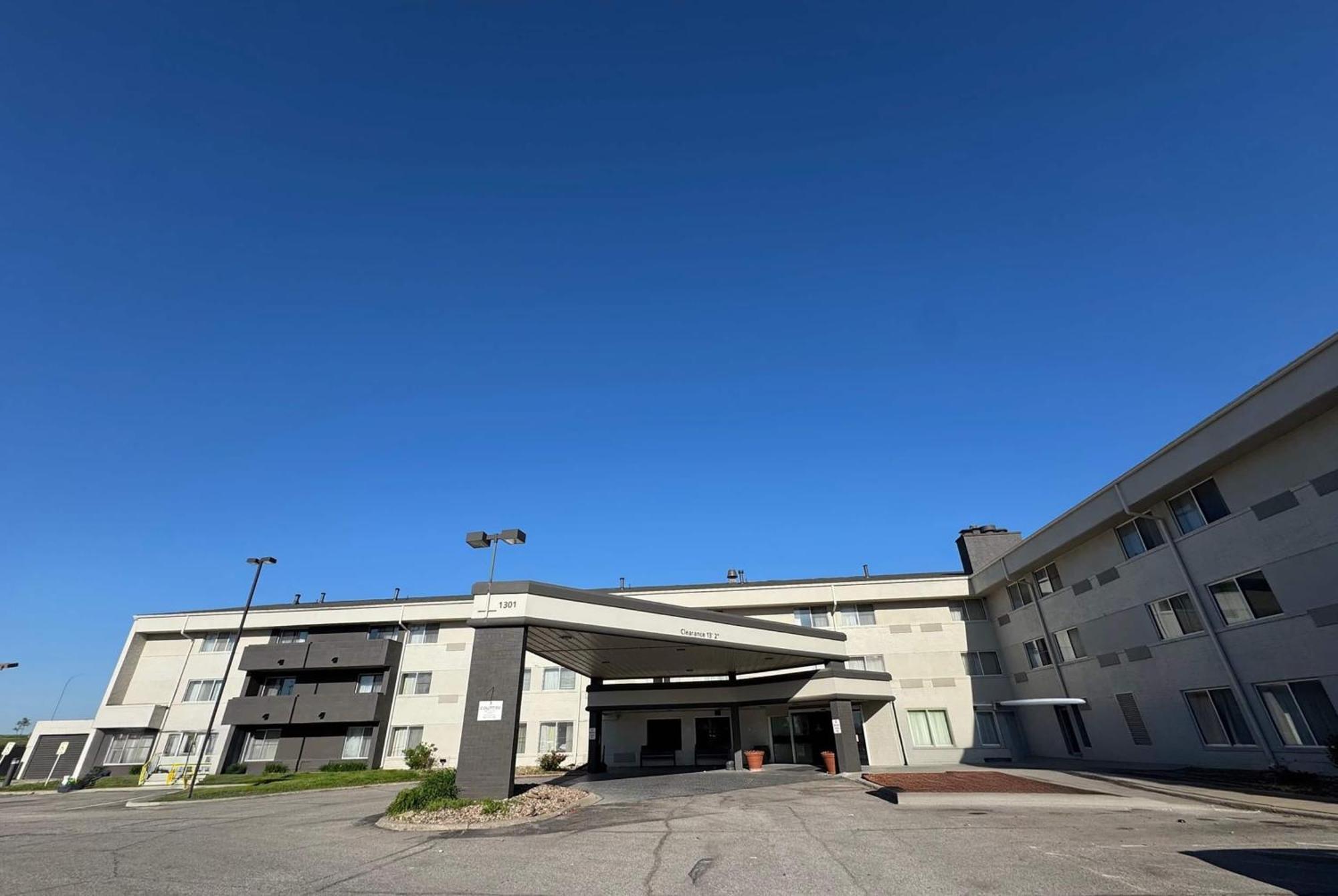 Hotel Wingate By Wyndham Lincoln Airport East Exterior foto